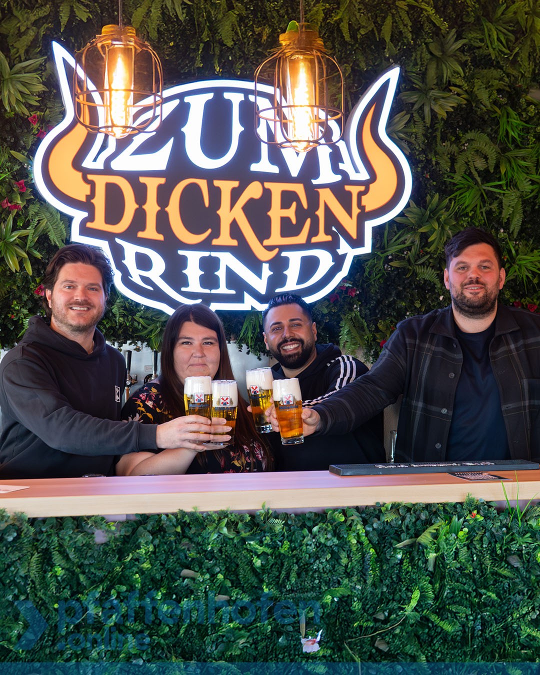 Auf dem Bild: Brauerei Chef Manuel M&uuml;ller, stell. Vorstand Kerstin Yaylakci, Neuer Wirt Elias Lal, und Vorstand Michael Wolf