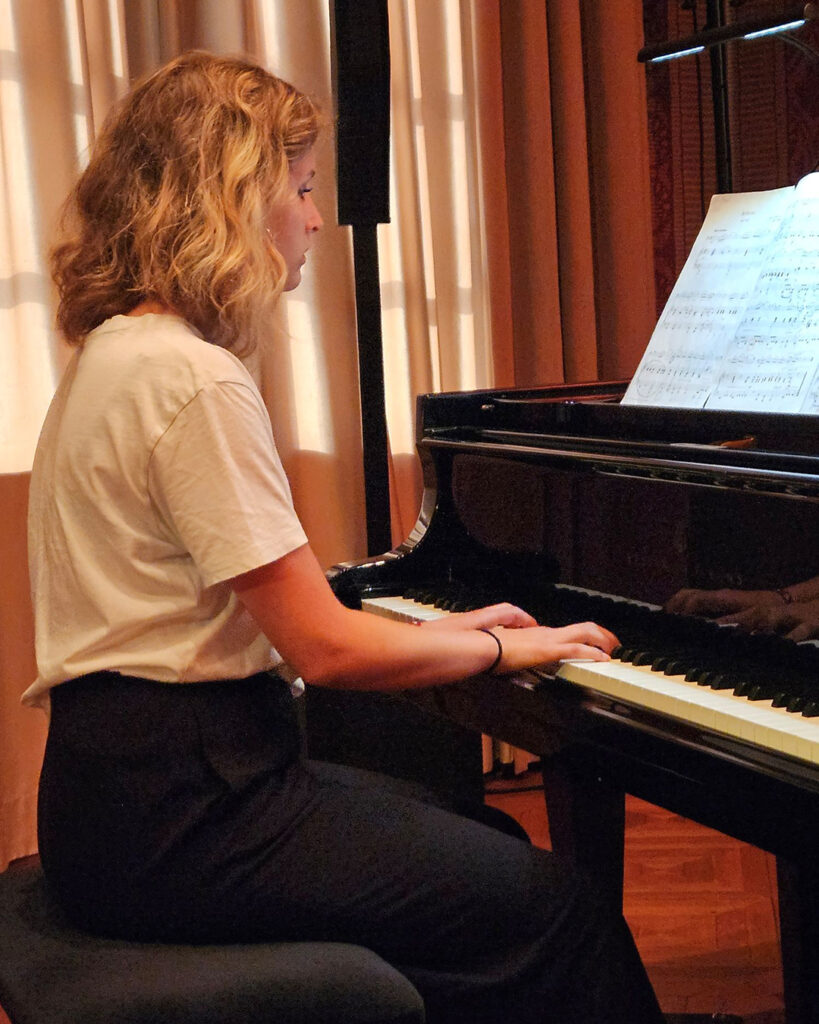 Beim Vorspiel „Klangfarben am Klavier“ zeigen die Schülerinnen und Schüler ihr Können am Instrument.