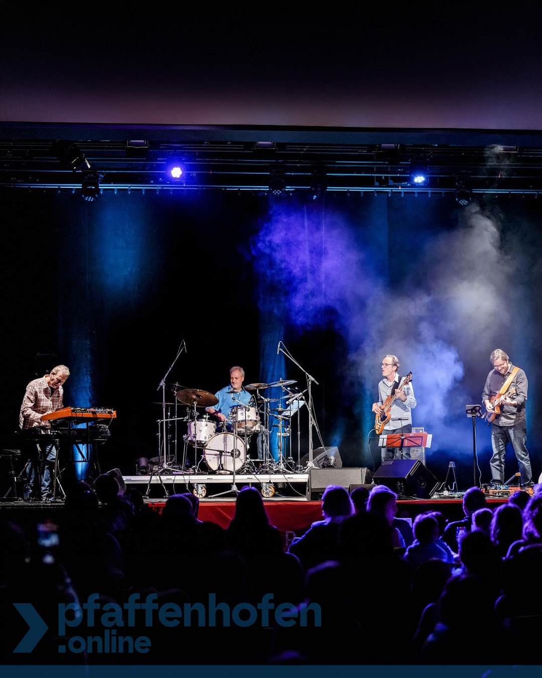 Groove Galaxy bringt mit ihrem energiegeladenen Jazzrock das Publikum der Pfaffenhofener Winterb&uuml;hne im Festsaal des Rathauses zum Mitwippen