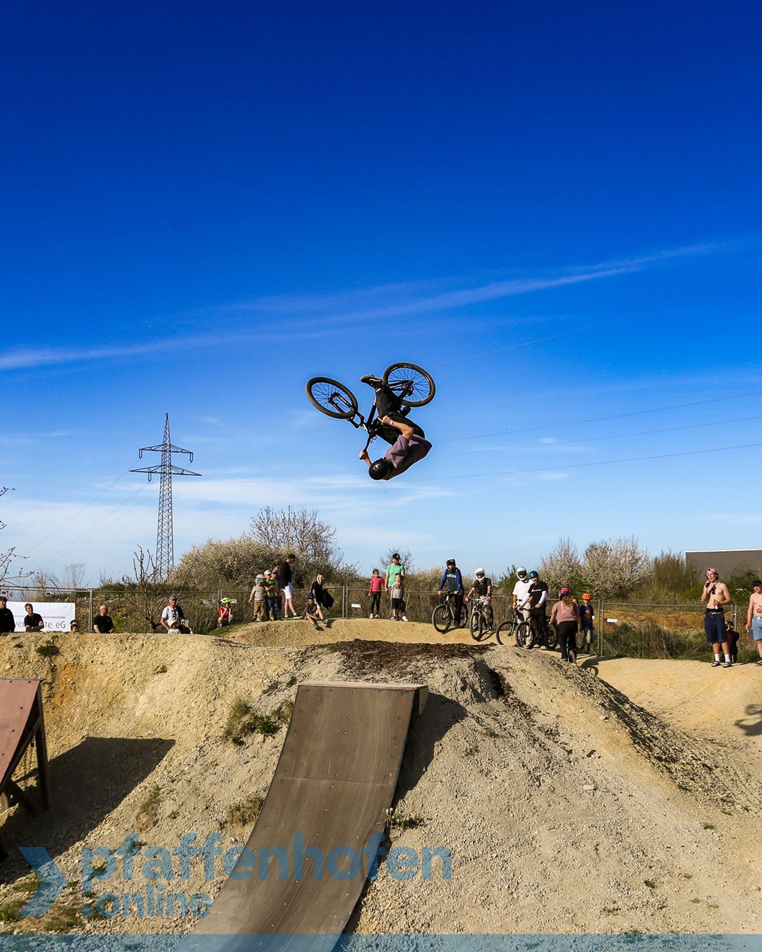 Die Teilnehmer beim IlmJam zeigen teils waghalsige Spr&uuml;nge.