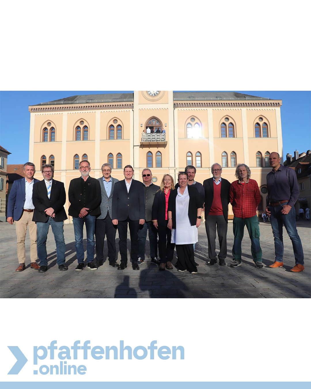 B&uuml;rgermeister Thomas Herker mit den ausscheidenden Stadtratsmitgliedern.