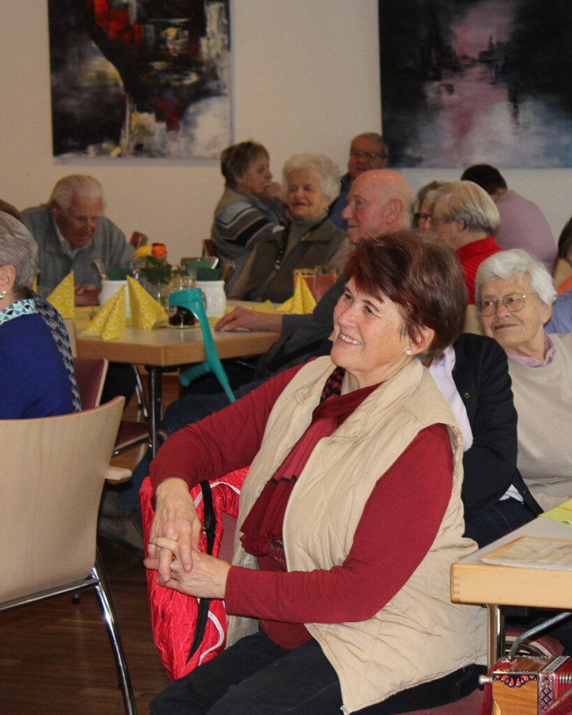 Der bunte Nachmittag im Café Hofberg lädt Seniorinnen und Senioren zum geselligen Beisammensein ein.
