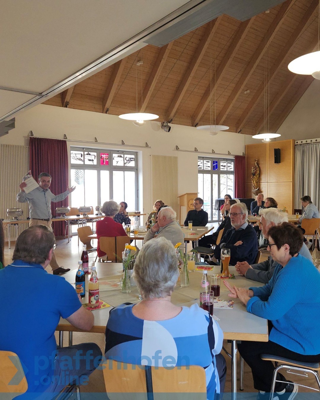 Beim gemeinsamen Abendessen der ehrenamtlichen Mitarbeiterinnen und Mitarbeiter der Stadtb&uuml;cherei Pfaffenhofen dankte B&uuml;rgermeister Thomas Herker den Engagierten f&uuml;r ihren Einsatz und nutzte die Gelegenheit zum pers&ouml;nlichen Austausch.