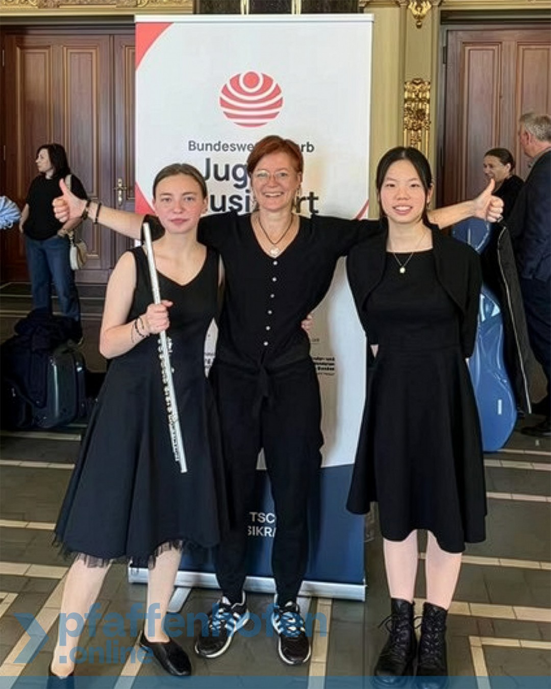Anastasiia Lytvyn und Lina Chen mit Querfl&ouml;tenlehrerin Karina Erhard beim &bdquo;Jugend musiziert&ldquo;-Bundeswettbewerb.