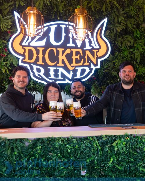 Auf dem Bild: Brauerei Chef Manuel M&uuml;ller, stell. Vorstand Kerstin Yaylakci, Neuer Wirt Elias Lal, und Vorstand Michael Wolf