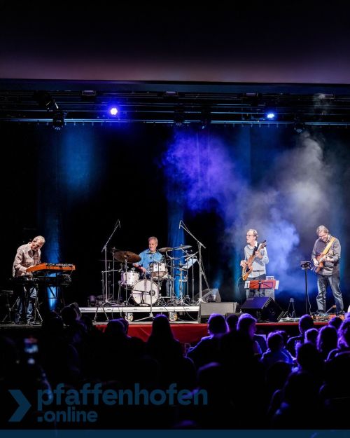 Groove Galaxy bringt mit ihrem energiegeladenen Jazzrock das Publikum der Pfaffenhofener Winterbühne im Festsaal des Rathauses zum Mitwippen