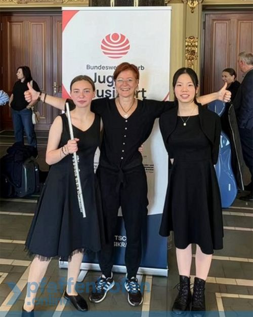 Anastasiia Lytvyn und Lina Chen mit Querflötenlehrerin Karina Erhard beim „Jugend musiziert“-Bundeswettbewerb.