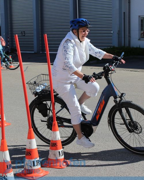 Das E-Bike-Training vermittelt Seniorinnen und Senioren theoretische Grundlagen und praktische &Uuml;bungen f&uuml;r mehr Sicherheit im Stra&szlig;enverkehr.