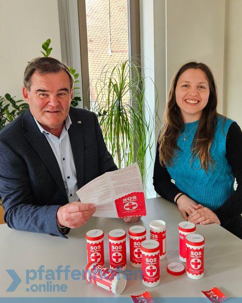 Landrat Albert G&uuml;rtner und Anna-Lena Panzer, Gesch&auml;ftsstellenleitung der Gesundheitsregion plus
