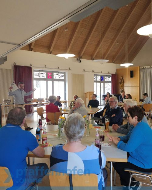 Beim gemeinsamen Abendessen der ehrenamtlichen Mitarbeiterinnen und Mitarbeiter der Stadtbücherei Pfaffenhofen dankte Bürgermeister Thomas Herker den Engagierten für ihren Einsatz und nutzte die Gelegenheit zum persönlichen Austausch.